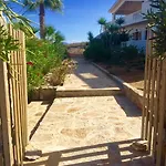 Apartman Avra & *